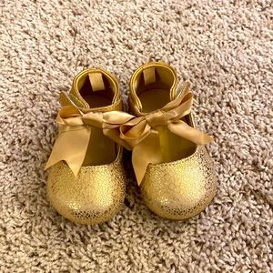NWOT Cute gold baby shoes